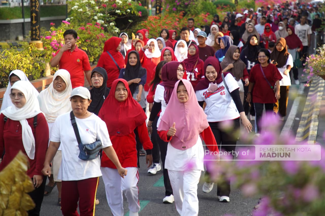 Jalan Santai di Kelurahan Kartoharjo, Wali Kota Ajak Warga Jaga Kondusivitas Kota