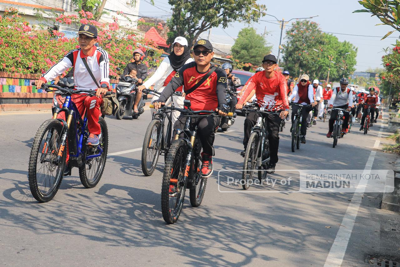 Gowes Sambil Pantau Kota, Wali Kota Madiun Cek Progres MPP dan Sapa Warga di Sepanjang Rute