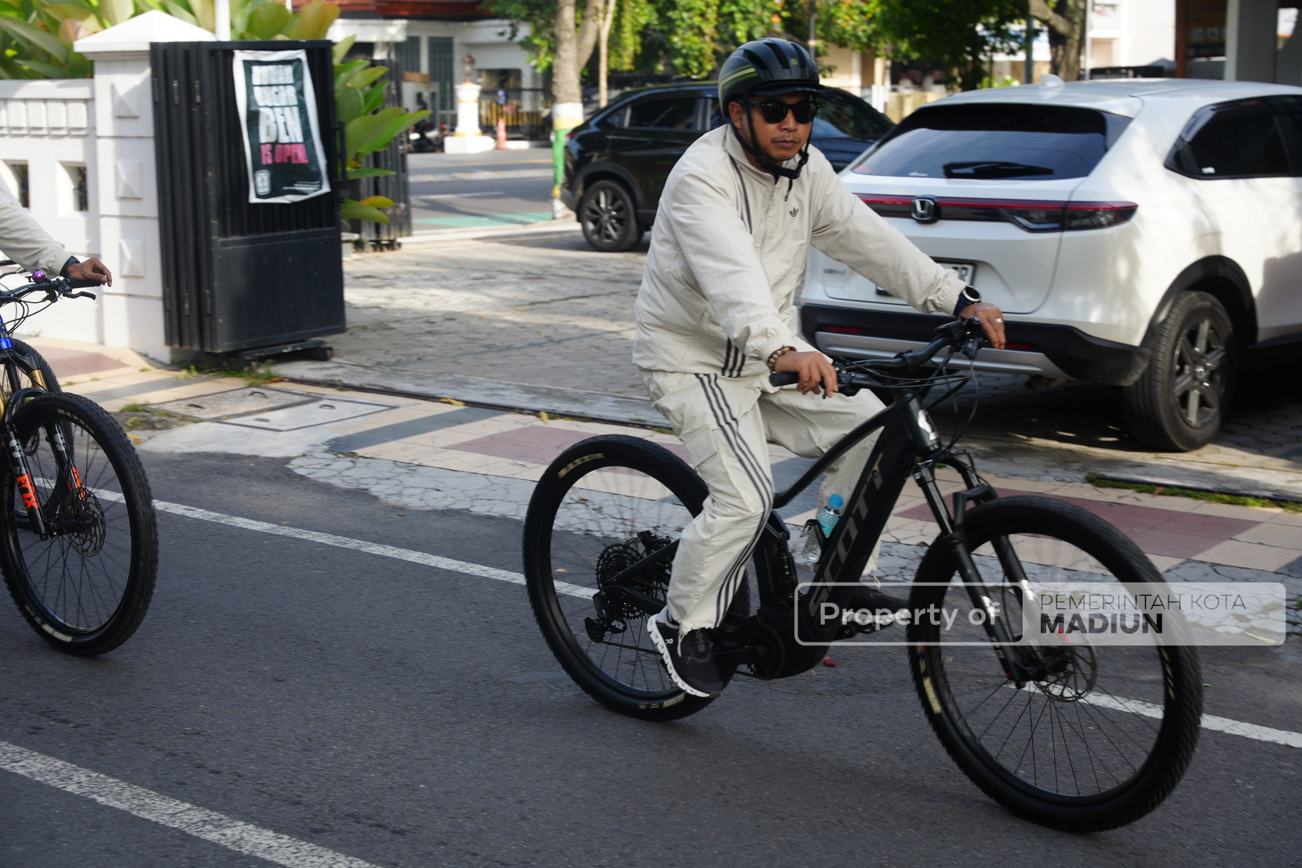 Cek Estetika Kota Melalui Gowes Bersama, Wali Kota Juga Tandai Tiang Provider Bermasalah