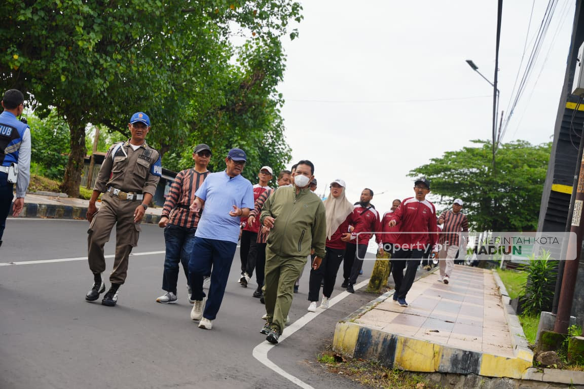 Jalan Kaki Bersama Pejabat Perangkat Daerah, Wali Kota Madiun Serahkan Bantuan di Kelurahan Winongo dan Kelurahan Manguharjo