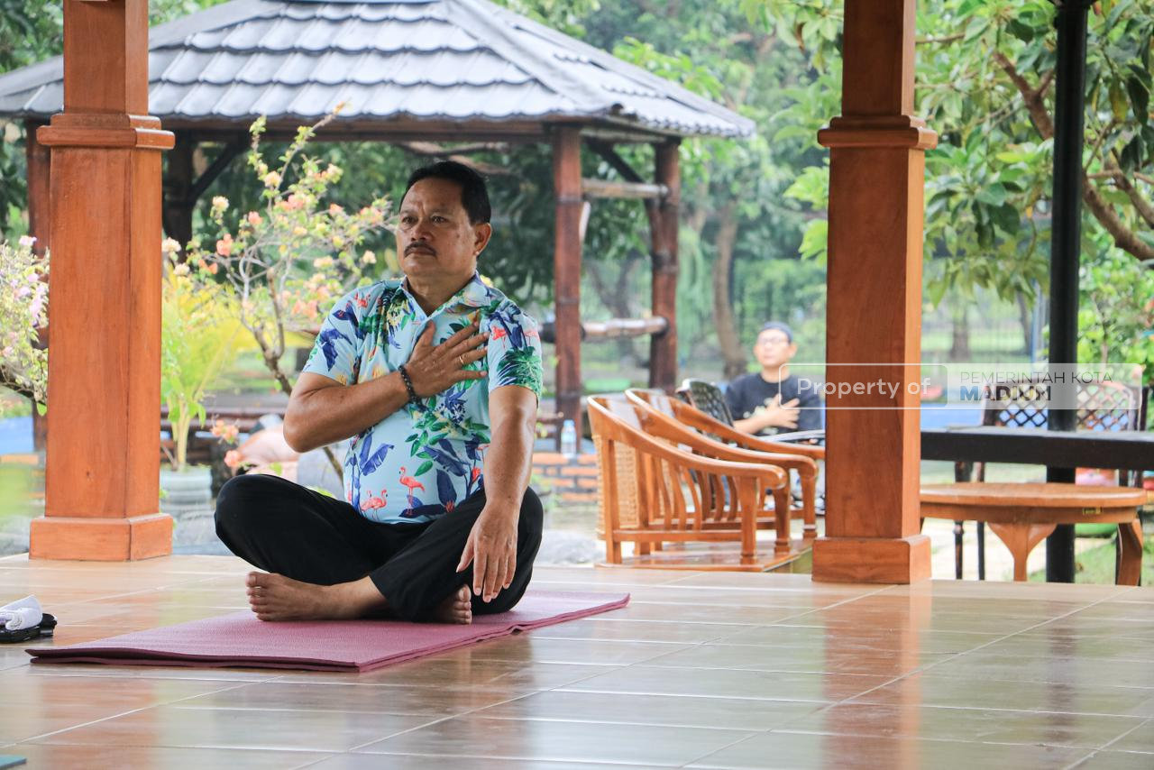 Tingkatkan Stamina dan Produktivitas Abdi Negara Melalui Senam Yoga