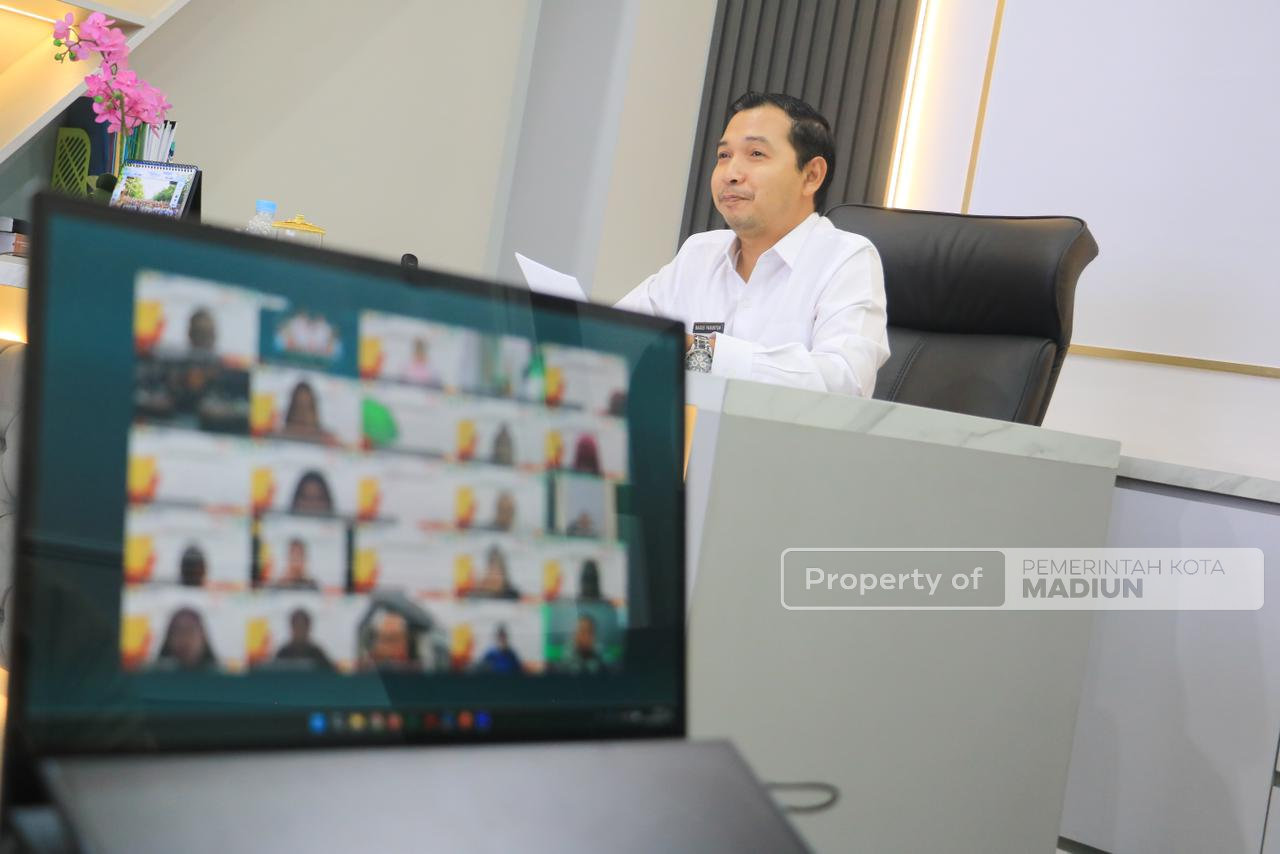 Buka SEMMAR Unmer Madiun, Wawali Tekankan Peran Akademisi untuk Wujudkan Indonesia Emas 2045
