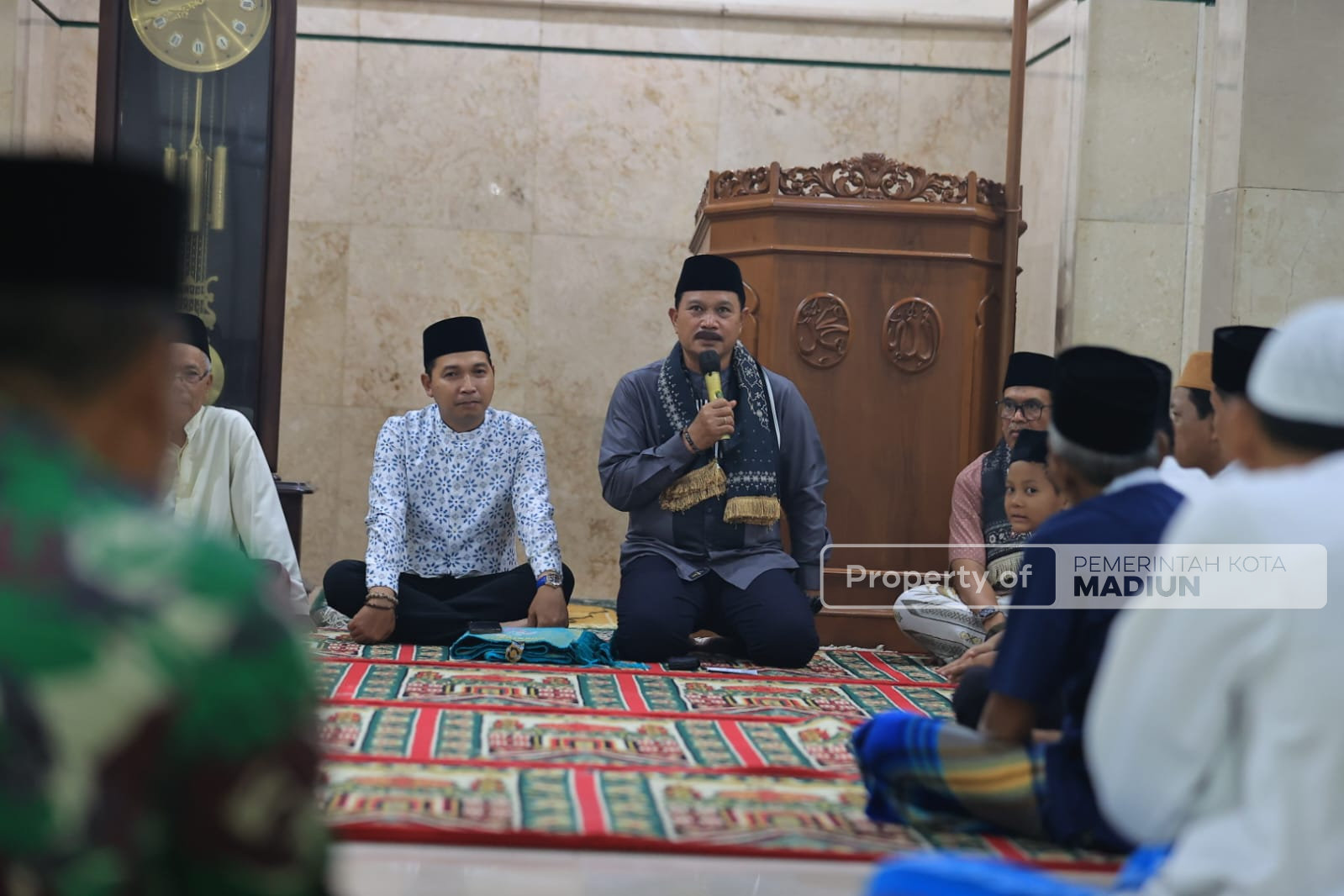 Safari Salat Isya, Salat Jemaah hingga Serahkan Santunan Warga