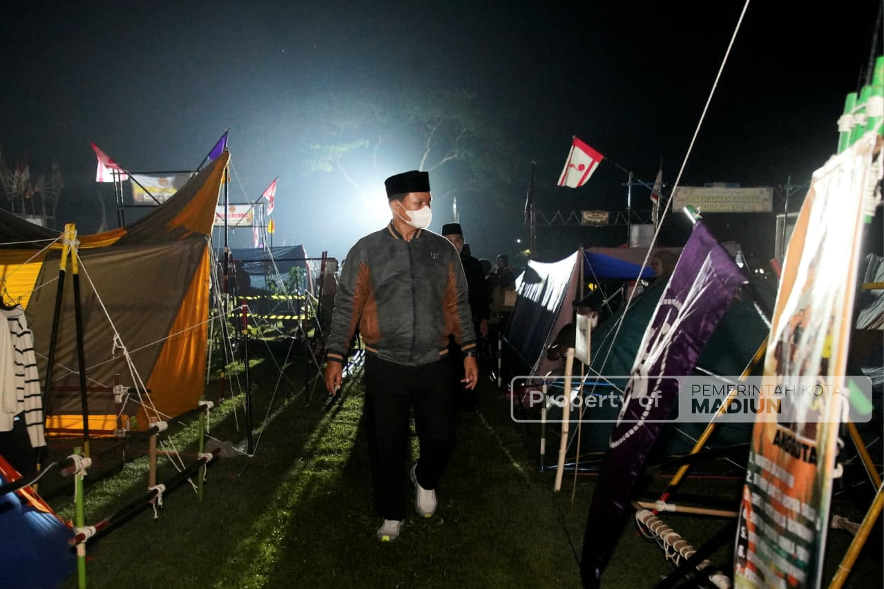 Tandai Dibukanya Jambore Ranting Manguharjo, Wali Kota Madiun Nyalakan Api Unggun