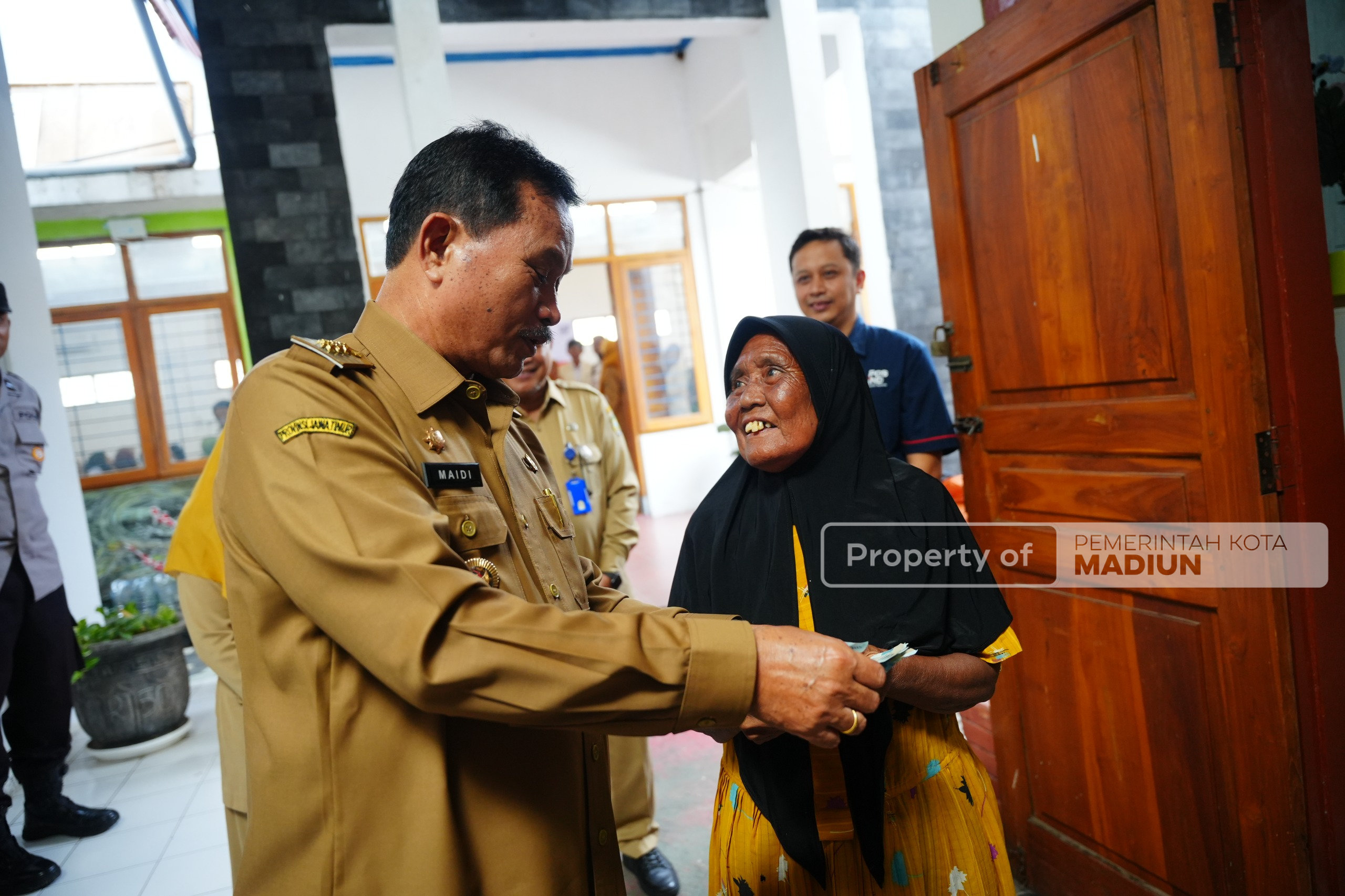 Serahkan BLT Kesra 2025, Wali Kota Harap Bantuan Digunakan Tepat Sasaran
