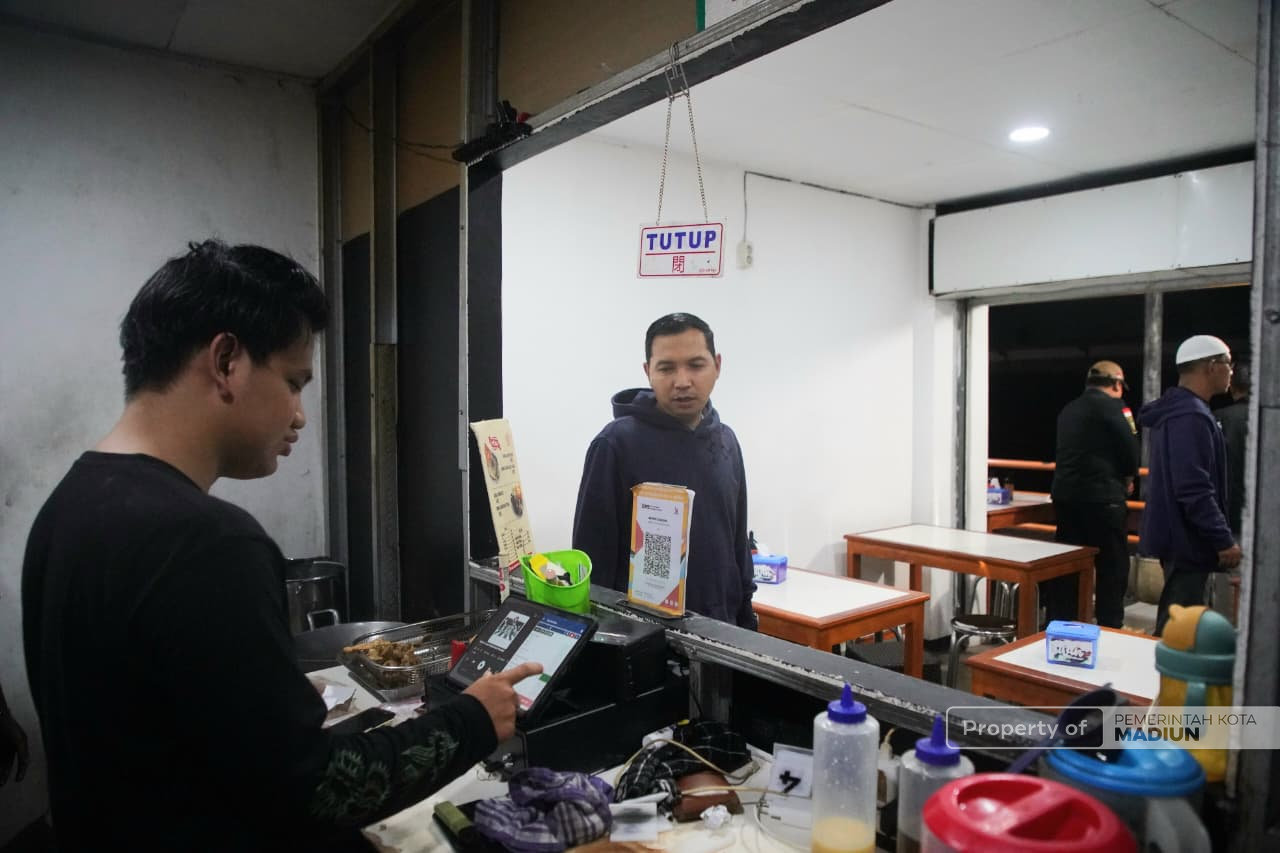 Keliling Fasum Lagi, Plt wali kota Cek Alun-alun dan Foodcourt Lantai Dua Pasar Sleko