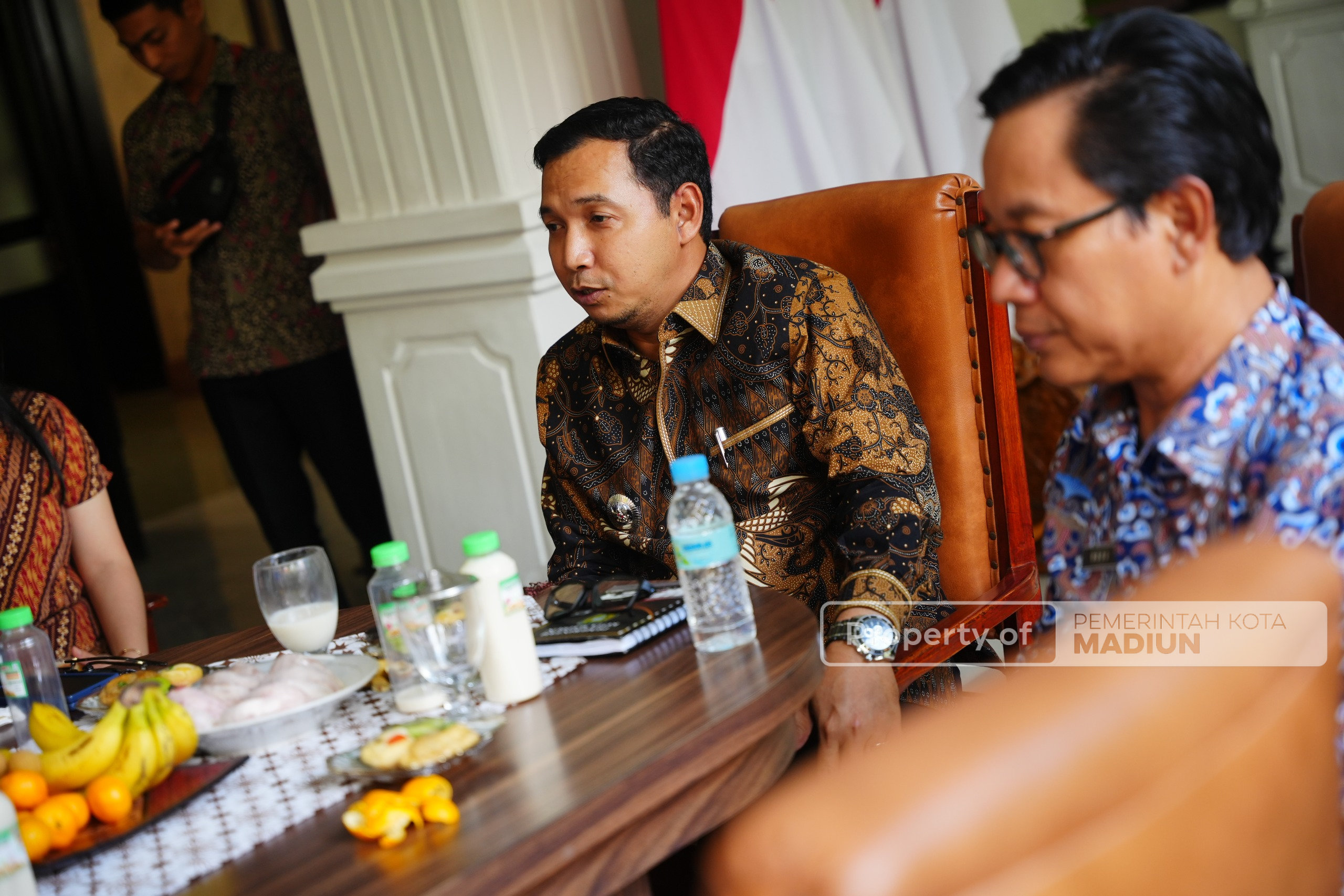 Terima Dua Audiensi, Wali Kota Bahas Kelanjutan Penataan Kabel Jalur Bawah dan Madiun Berkilau di Pergantian Tahun Nanti