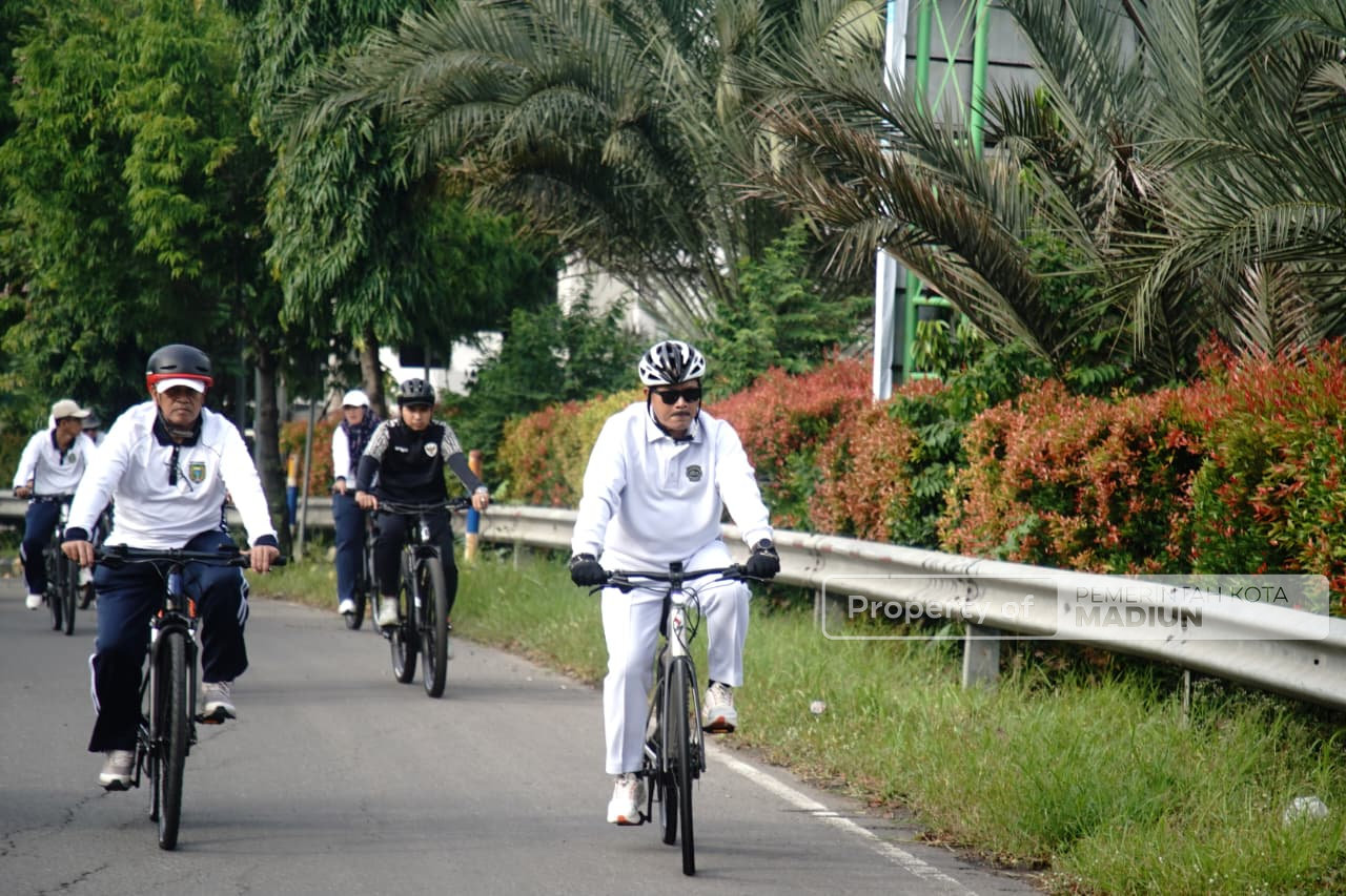 Peringati HUT KORPRI ke-54, Wali Kota Madiun Gowes hingga Serahkan Bantuan Sembako untuk Relawan Kebersihan