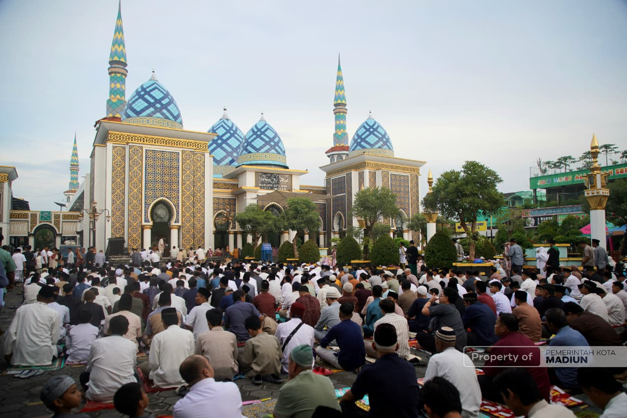 Ribuan Umat Muslim Padati Masjid Agung Baitul Hakim, Plt Wali Kota Madiun Ajak Bangun Daerah di Hari Kemenangan