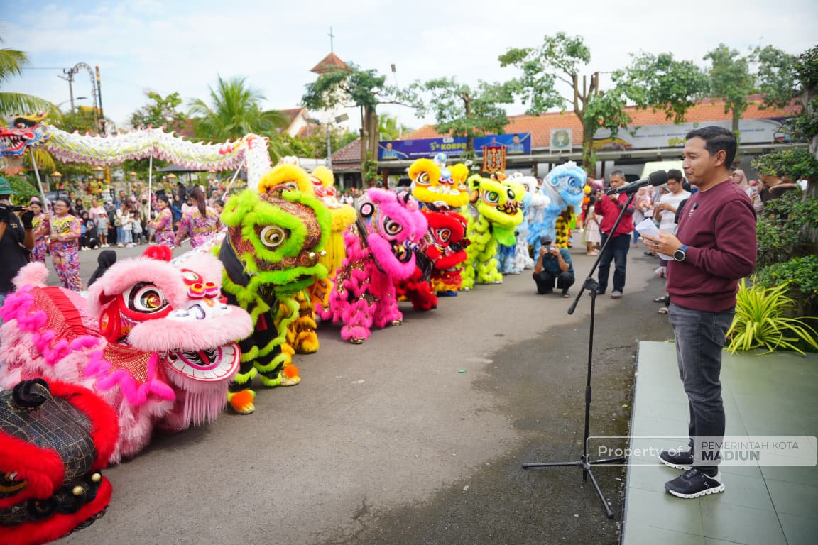 Berangkatkan Kirab Barongsai Imlek, Plt Wali Kota Madiun Harap Semangat Kreativitas dan Kebersamaan Terjaga