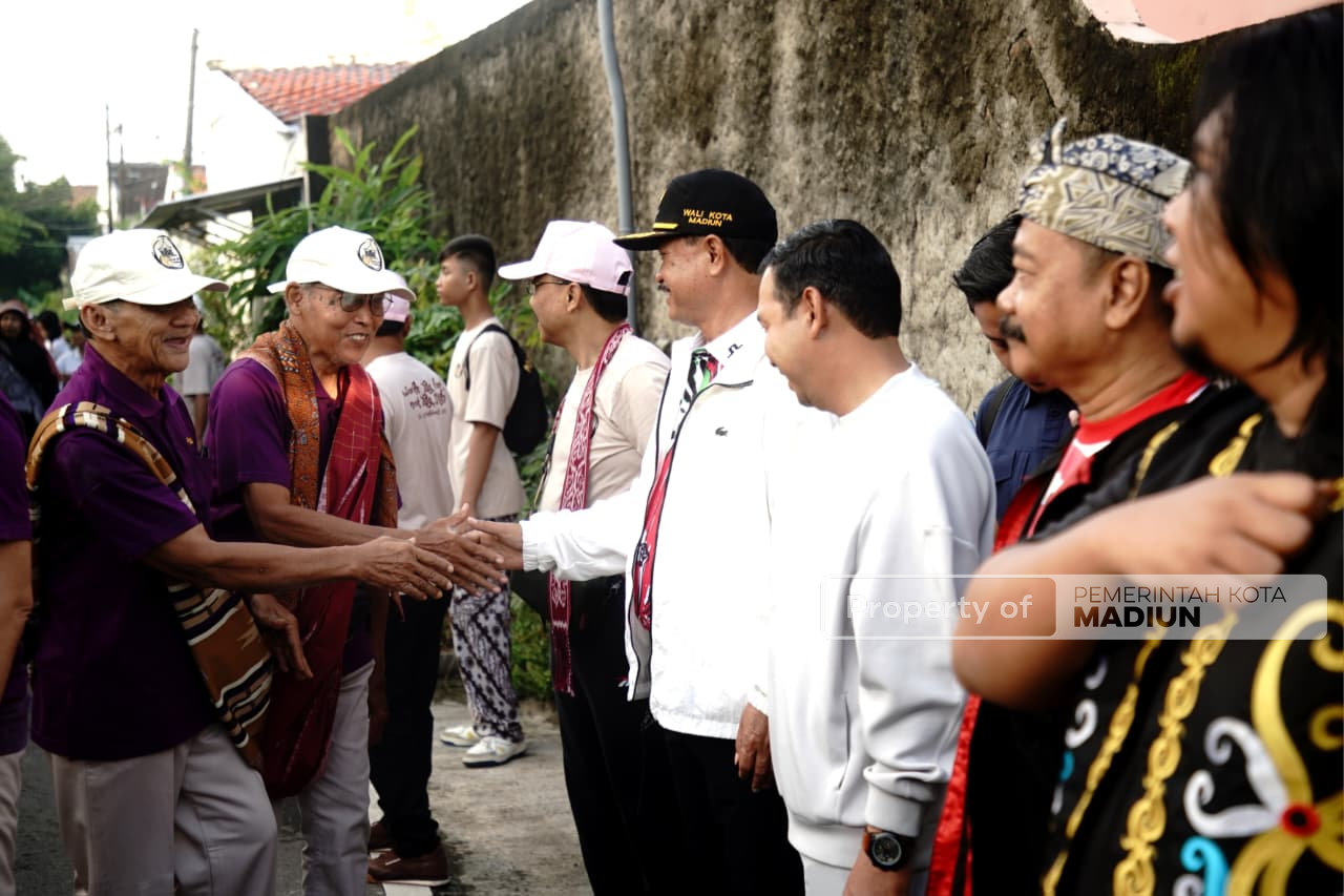 Berangkatkan Jalan Santai Budaya HUT ke-26 Paroki Mater Dei Madiun, Wali Kota Beri Selamat dan Apresiasi Kegiatan