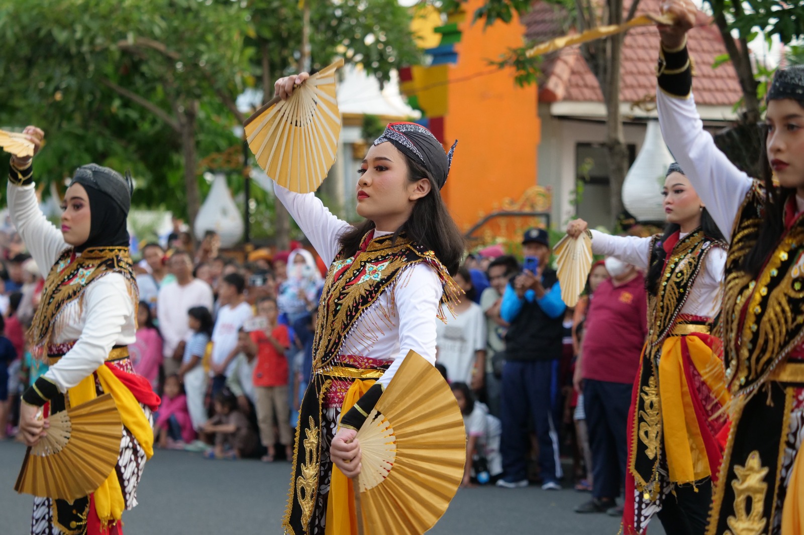Drumband SMPN 3 Dan Paskibra SMAN 4 Undang Decak Kagum Penonton Pada Event Parade Senja