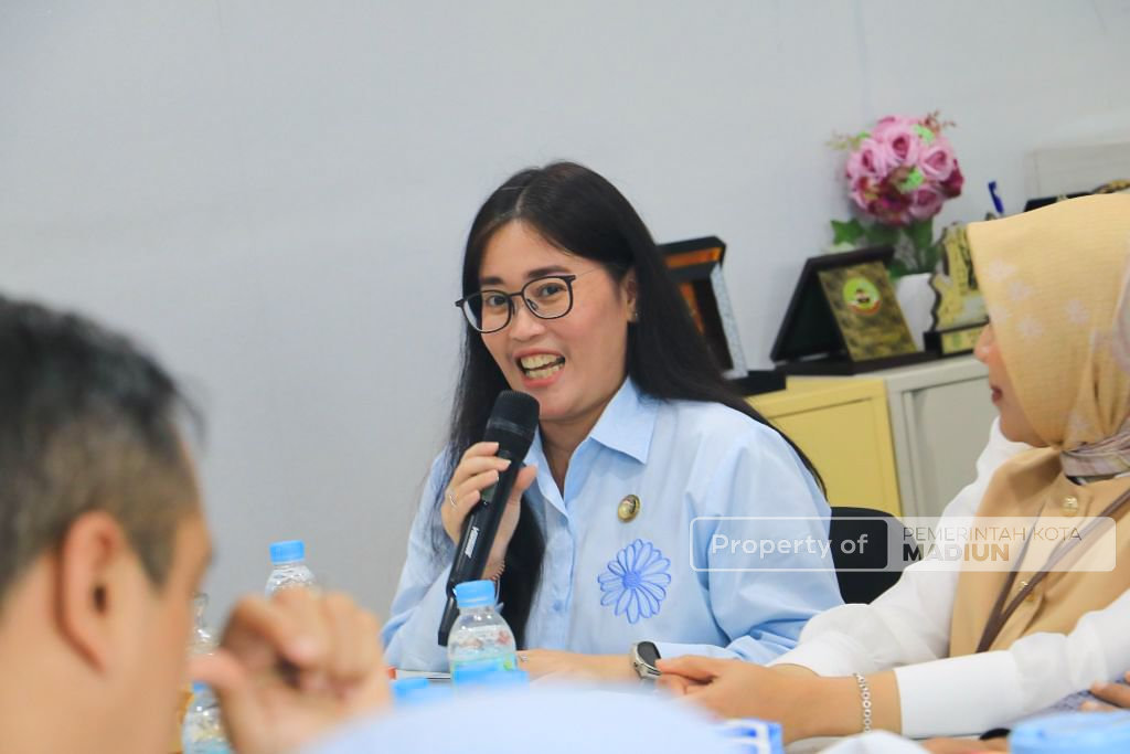 Dukung Pengelolaan Sampah Berkelanjutan, OJK Kediri Serahkan Ratusan Bibit Tanaman