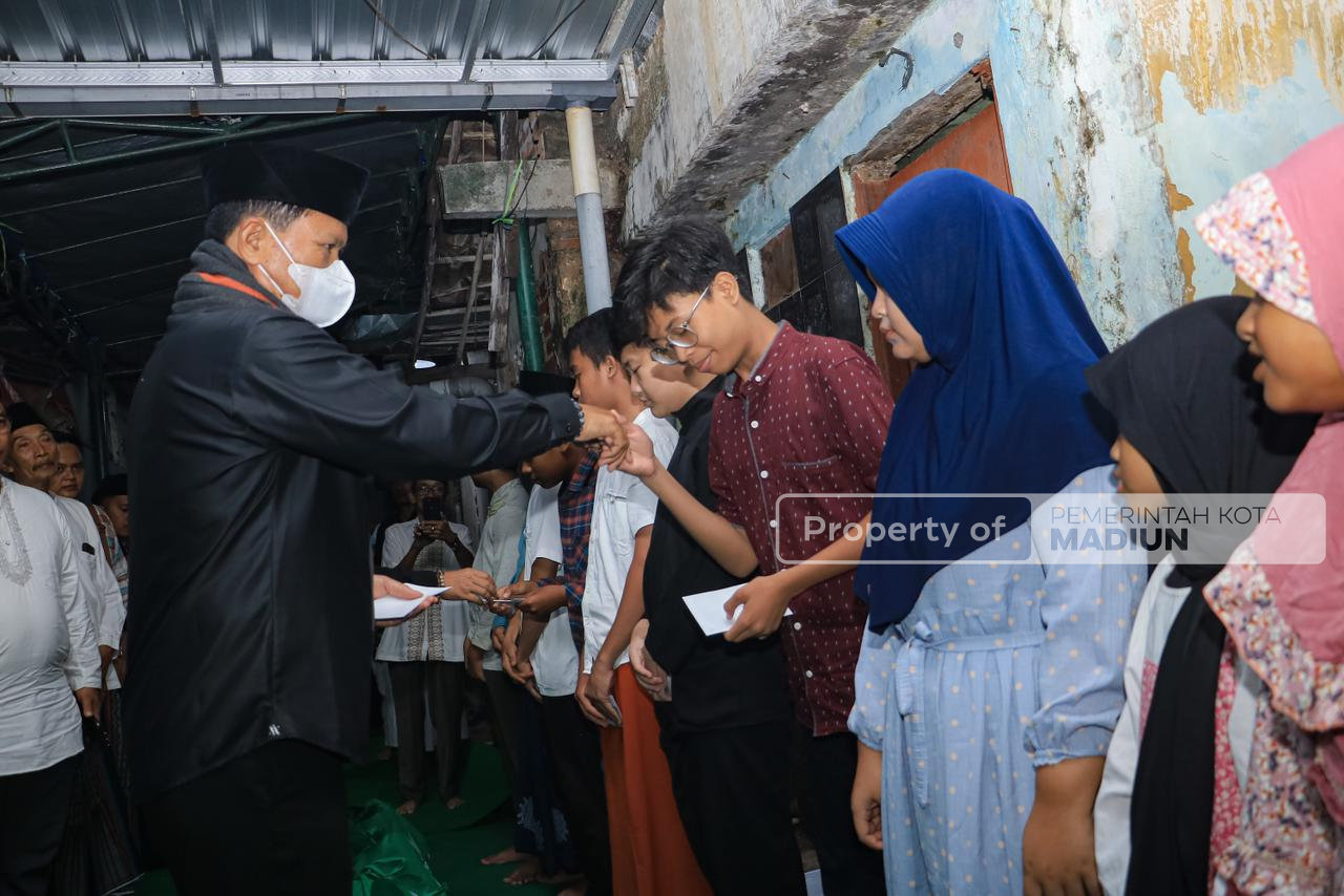 Pererat Silaturahmi, Wali Kota Madiun Hadiri Sholat Isya Bersama Warga Jalan Citarum di Mushola Al Barokah