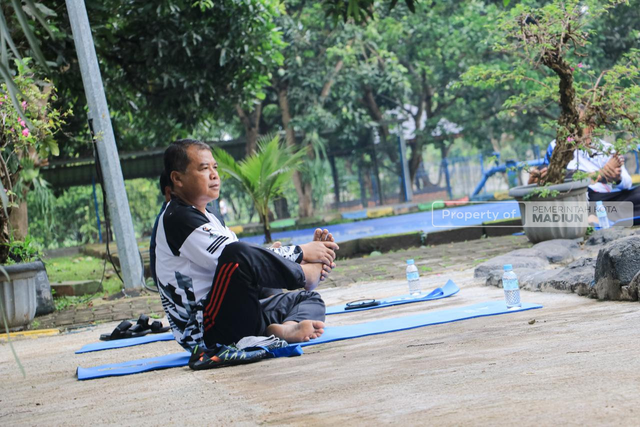 Tingkatkan Stamina dan Produktivitas Abdi Negara Melalui Senam Yoga