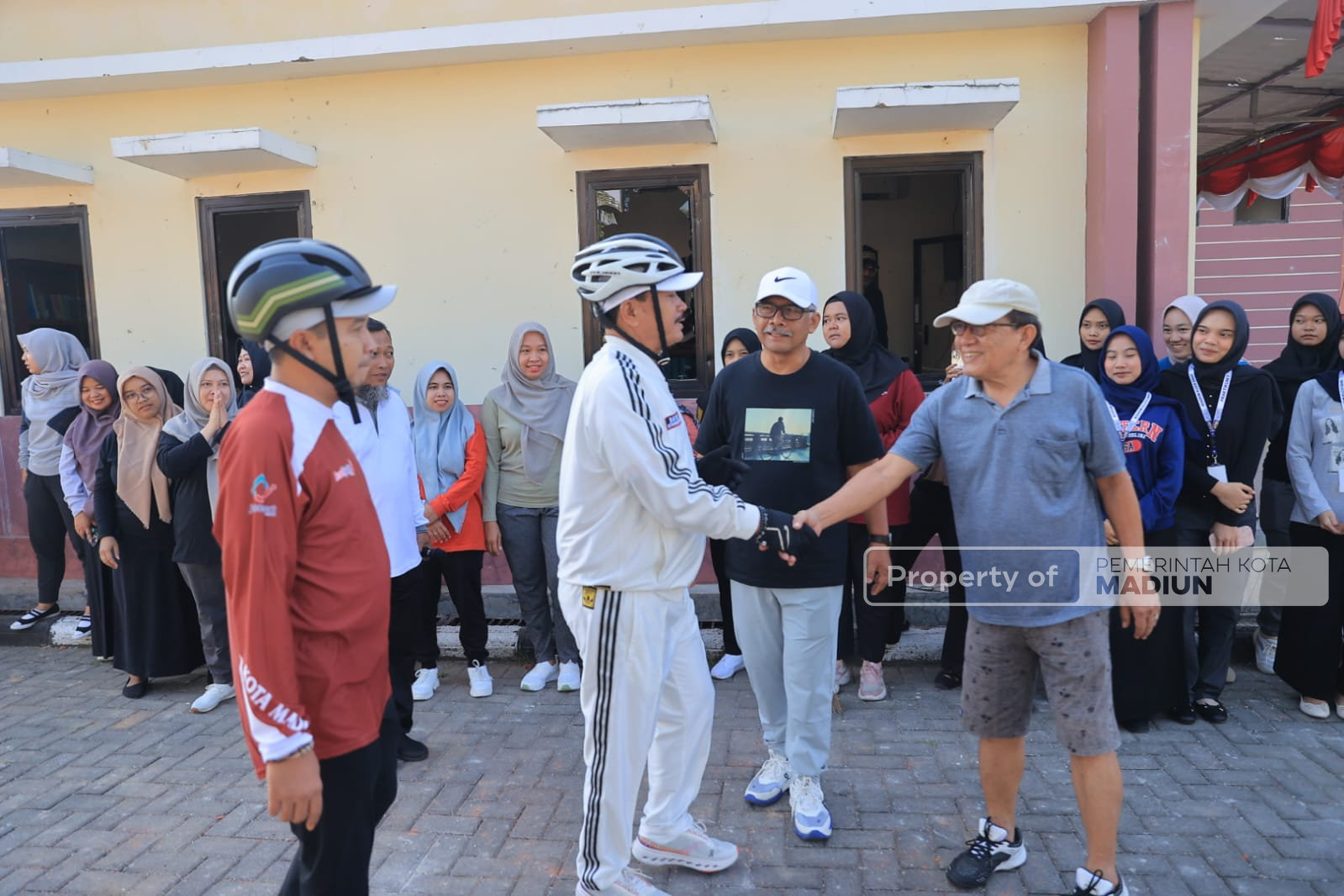 Wali Kota Madiun Ajak OPD Kerja Bakti dan Cek Poskamling