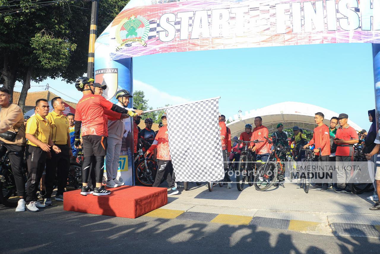 Tutup Rangkaian Perayaan HUT ke-80 TNI, Korem 081/Dhirotsaha Jaya Gelar Fun Bike dan Senam Bersama
