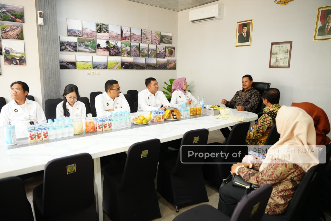 Wali Kota Sambut Perwakilan Kemenko Polkam di TPA Winongo, Bahas Program Kota hingga Ajak Tanam Pohon