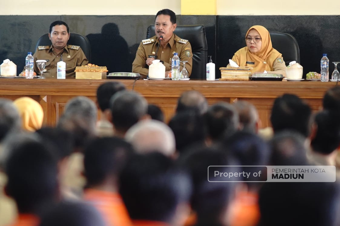 Beri Pembinaan Pegawai Dinas Perdagangan, Wali Kota Targetkan Pasar Tradisional Zero Sampah di 2026