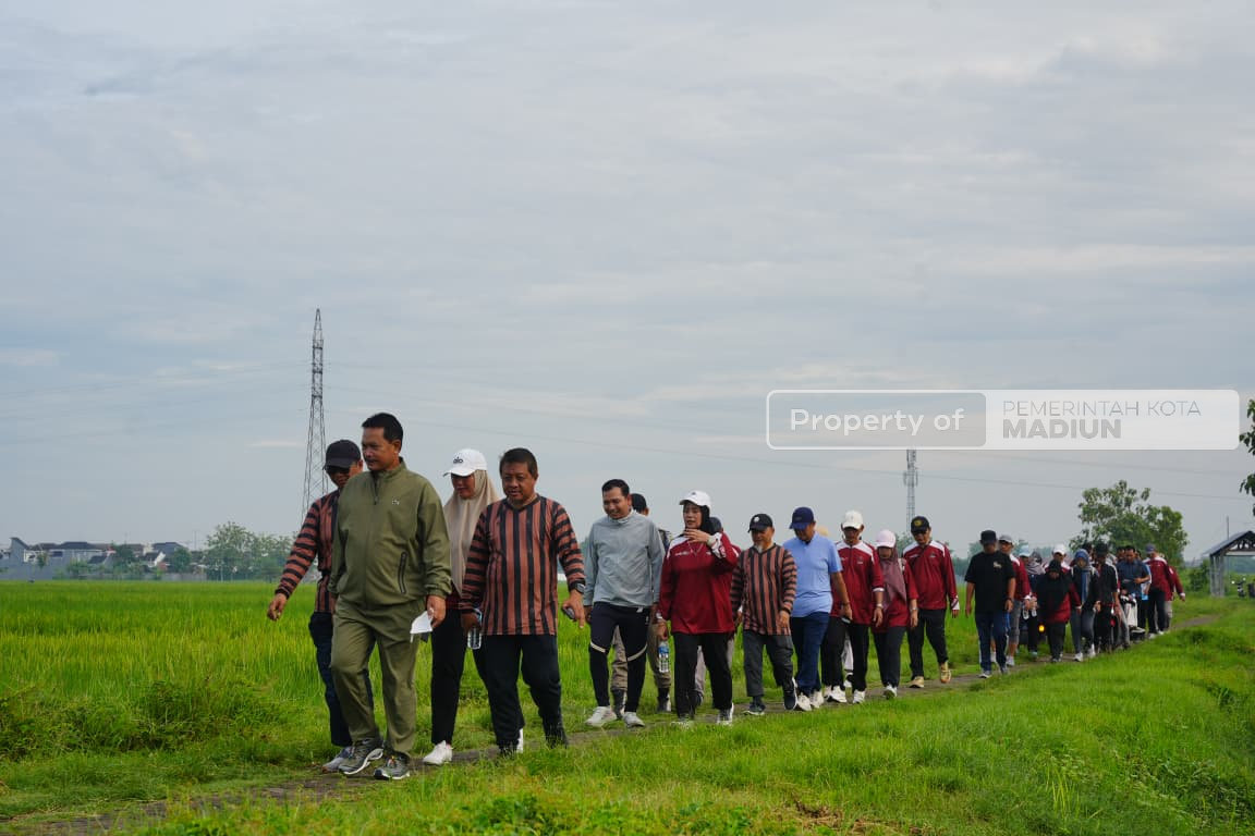Jalan Kaki Bersama Pejabat Perangkat Daerah, Wali Kota Madiun Serahkan Bantuan di Kelurahan Winongo dan Kelurahan Manguharjo