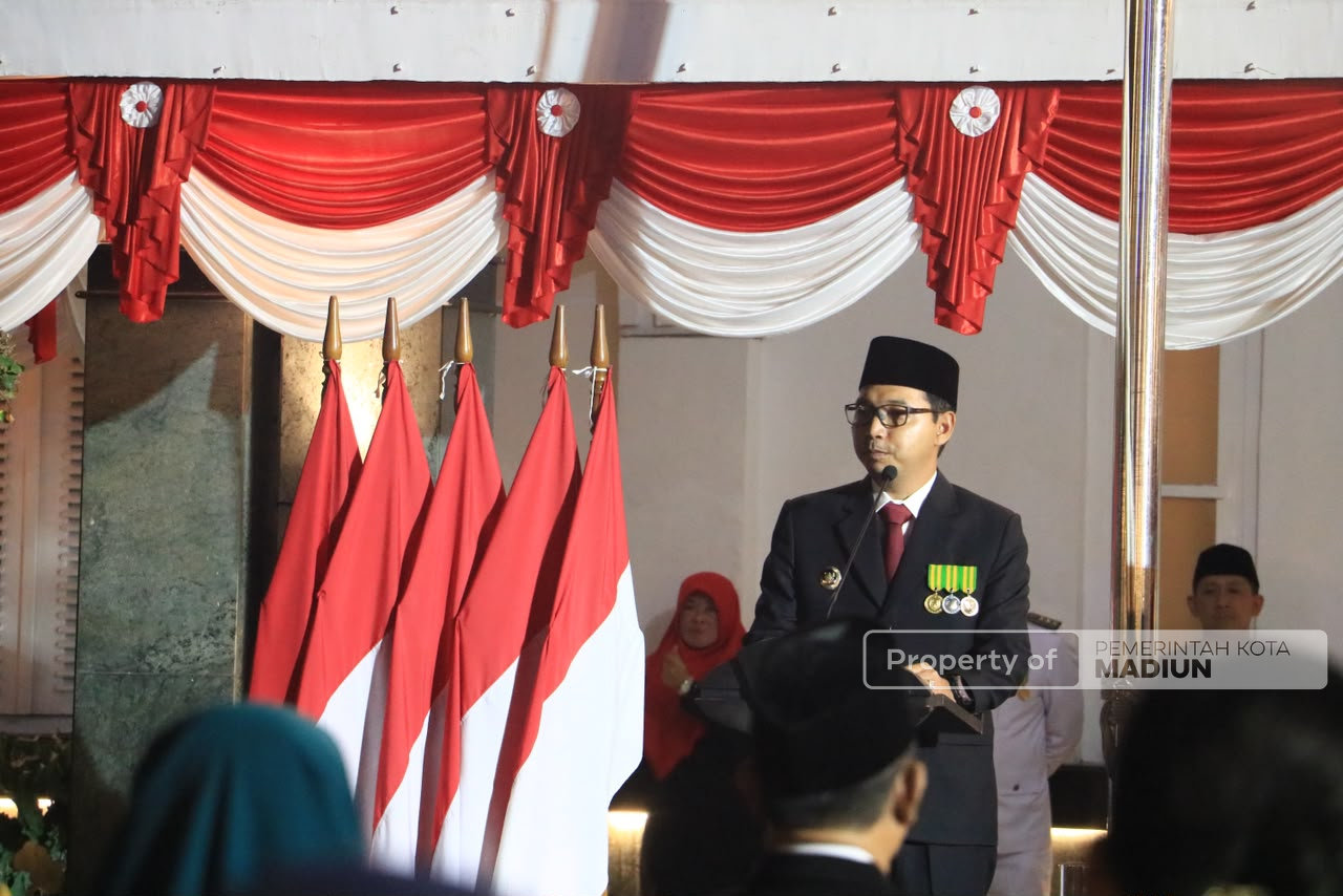 Plt Wali Kota Madiun Serahkan Tanda Kehormatan Satyalancana, Dorong ASN Jadi Jangkar Pemerintahan dan Konsisten Berikan Pelayanan Terbaik
