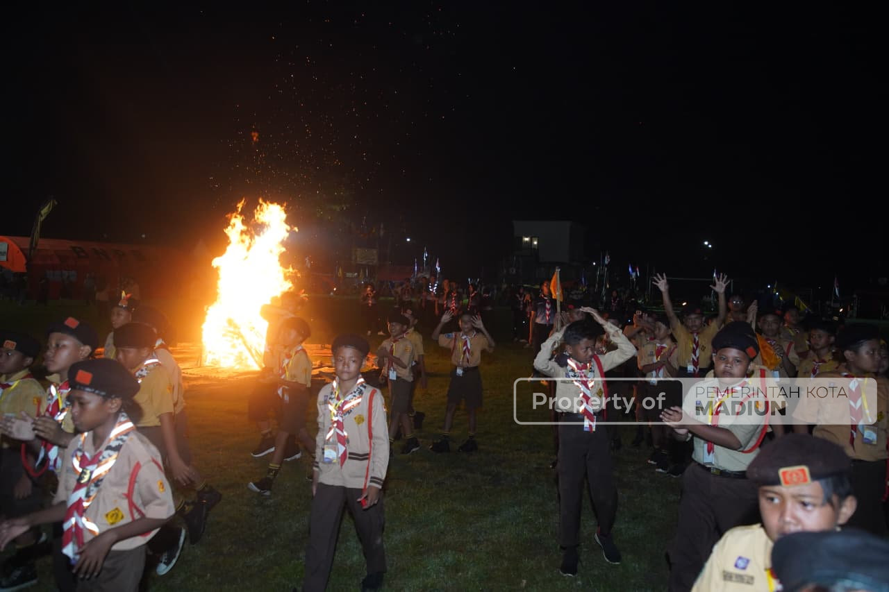 Tandai Dibukanya Jambore Ranting Manguharjo, Wali Kota Madiun Nyalakan Api Unggun