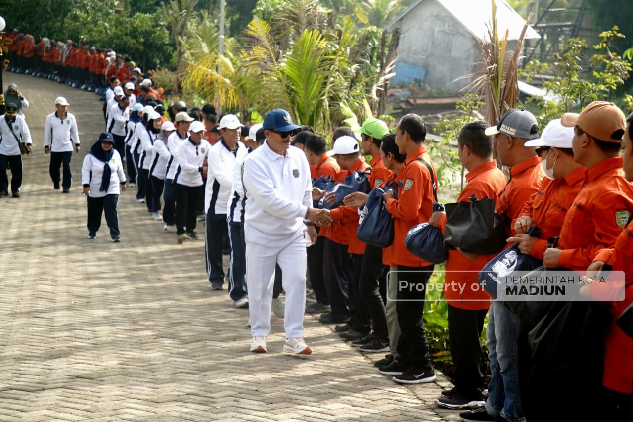 Peringati HUT KORPRI ke-54, Wali Kota Madiun Gowes hingga Serahkan Bantuan Sembako untuk Relawan Kebersihan