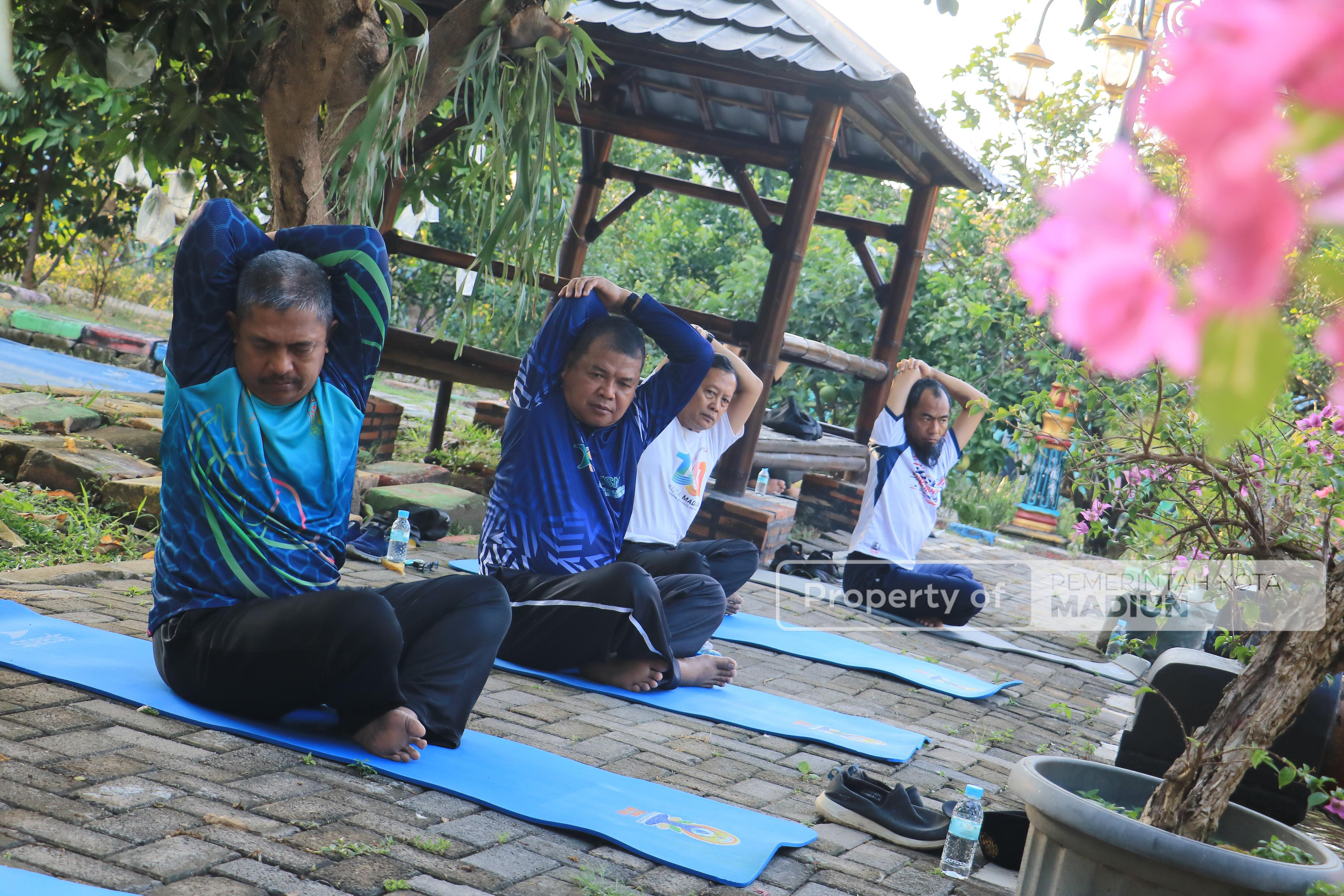 Wujudkan Aparatur Sehat dan Bugar Melalui Yoga
