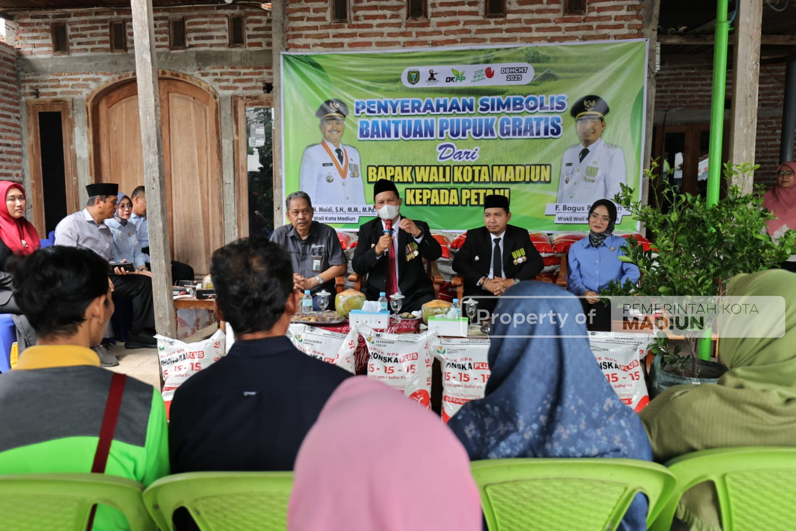 Dongkrak Produktivitas Pertanian, Wali Kota Madiun Serahkan Pupuk Program Bantuan