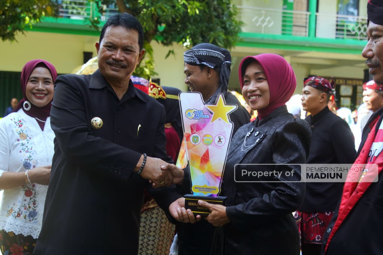 Pimpin Apel Hari Guru Nasional, Wali Kota Harap Guru Terus Perkuat Fondasi Kota Cerdas